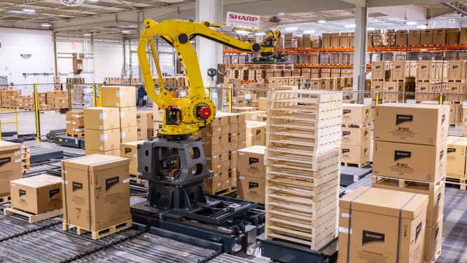 Promalyon robotise les préparations de commandes de Sharp Manufacturing France