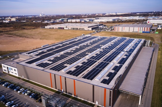 Sunrock, spécialiste des projets solaires en toiture d'entrepôts, officialise son lancement en France