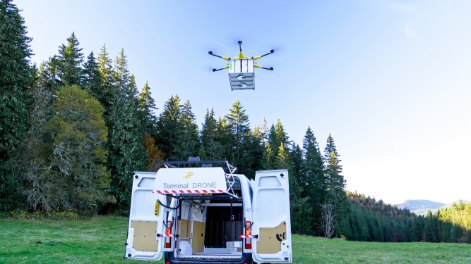 La Poste et Atechsys ont ouvert une troisième ligne française de livraison de colis par drone, dans le Vercors