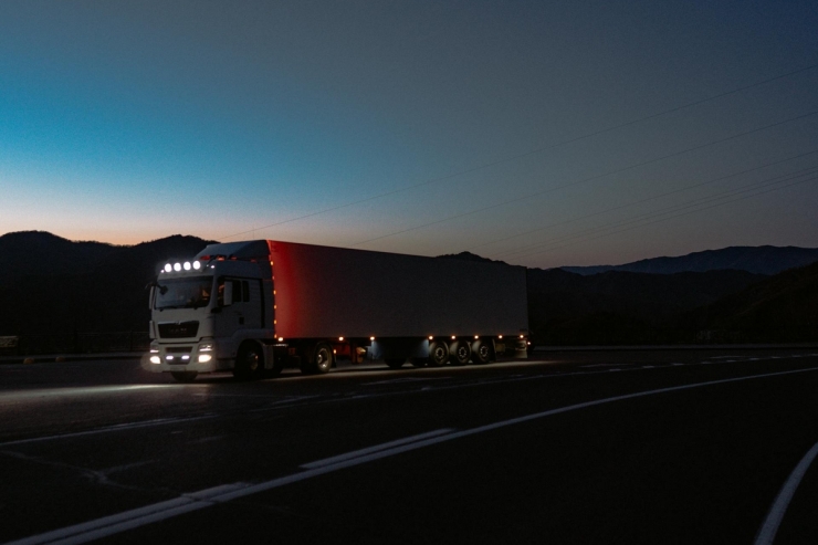 Volvo Trucks et DFDS se mettent à la logistique de nuit sur le port d'Anvers